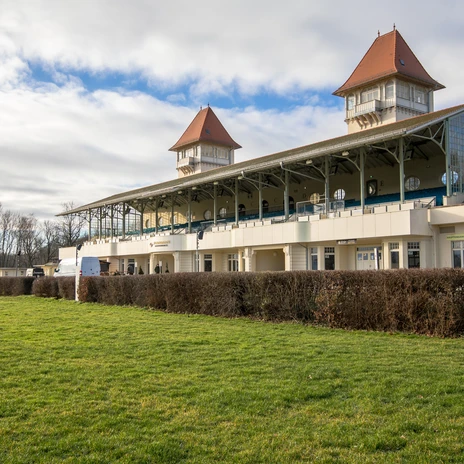 Galopprennbahn Scheibenholz, Gebäudeansicht