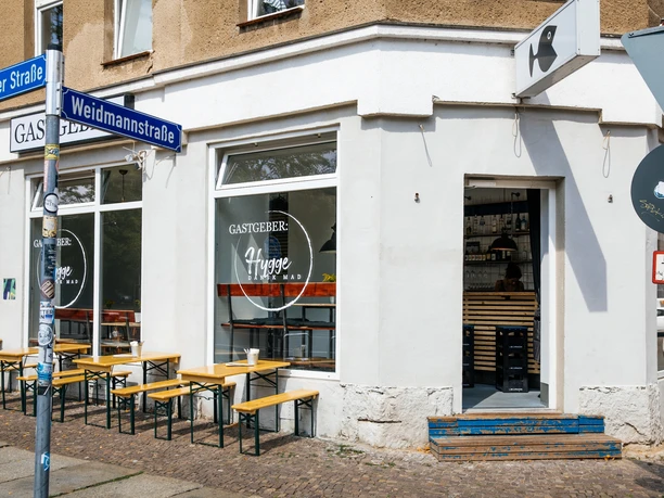 Blick auf das Ecklokal Gastgeber sowie den Sitzbereich vor der Lokal, Straßenschilder, Fassade und mehr, restaurant, gastronomie