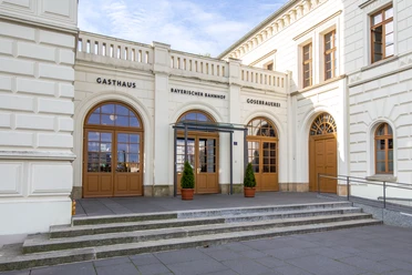 Restaurant & Gosebrauerei Bayerischer Bahnhof - Gastronomie in Leipzig Eingang zum Bayerischen Bahnhof und über der Tür prangt "Gasthaus Bayerischer Bahnhof Gosebrauerei", Kopfbahnhof, Gastronomie in Leipzig, Restaurant