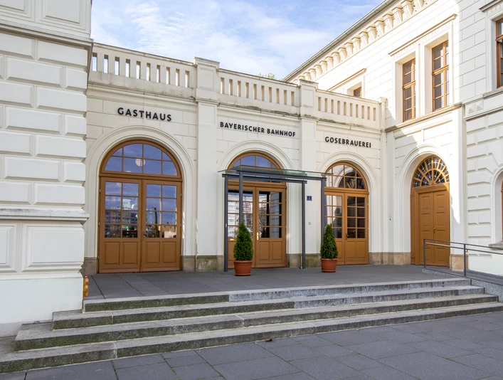 Restaurant & Gosebrauerei Bayerischer Bahnhof - Gastronomie in Leipzig Eingang zum Bayerischen Bahnhof und über der Tür prangt "Gasthaus Bayerischer Bahnhof Gosebrauerei", Kopfbahnhof, Gastronomie in Leipzig, Restaurant