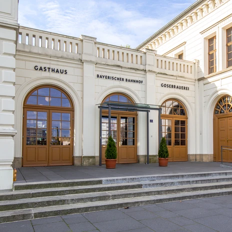 Entrée de la gare bavaroise et au-dessus de la porte, on peut lire "Gasthaus Bayerischer Bahnhof Gosebrauerei", gare terminus, gastronomie à Leipzig, restaurant