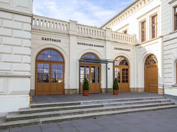 Restaurant & Gosebrauerei Bayerischer Bahnhof - Gastronomy in Leipzig Entrance to the Bayerischer Bahnhof and "Gasthaus Bayerischer Bahnhof Gosebrauerei" emblazoned above the door, terminus station, gastronomy in Leipzig, restaurant