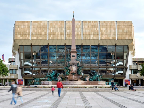 Widok na Mendebrunnen i Gewandhaus zu Leipzig na Augustusplatz, gdzie gra słynna orkiestra Gewandhaus i która jest prawdziwym widokiem w muzycznym mieście Lipsk, instytucja kulturalna