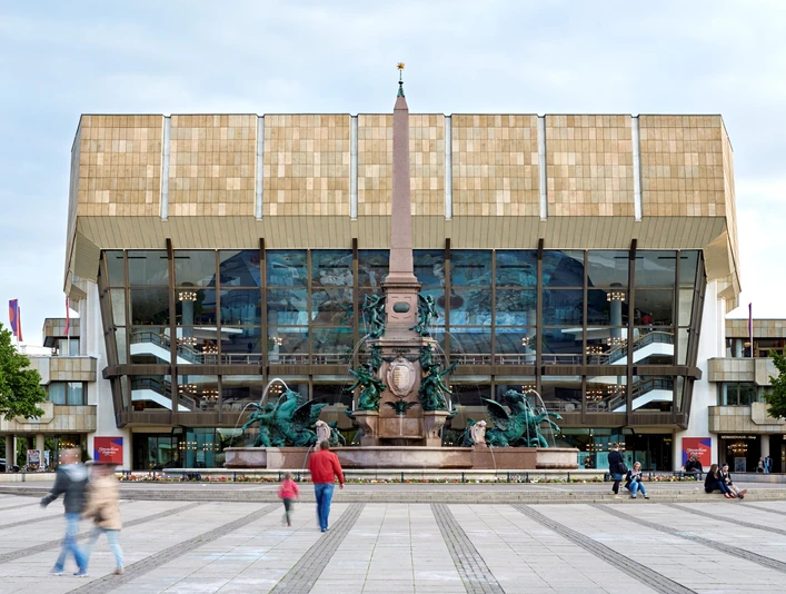 Gewandhaus zu Leipzig und der Mendebrunnen - Musikstadt Leipzig Blick auf den Mendebrunnen und das Gewandhaus zu Leipzig am Augustusplatz in dem das berühmte Gewandhausorchester spielt und das eine wahre Sehenswürdigkeit der Musikstadt Leipzig ist, Kultureinrichtung
