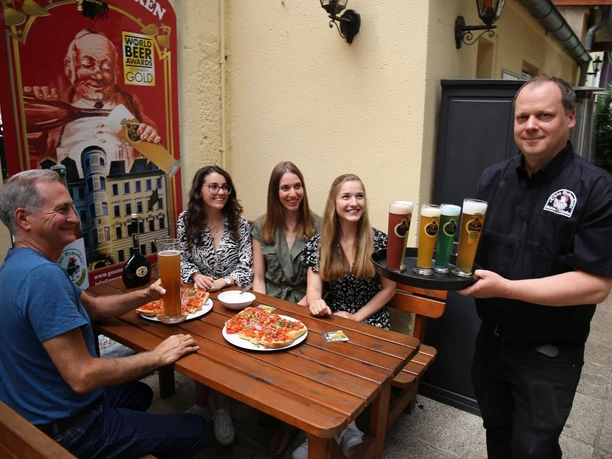 Gosenschenke "Ohne Bedenken" - Gastronomie in Leipzig Ein Kellner serviert einer Familie frisch gezapfte Gose, freisitz, gose, brauerei, restaurant, gastronomie