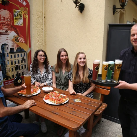 Číšník servíruje rodině čerstvě načepovaný Gose, freisitz, gose, pivovar, restaurace, gastronomie