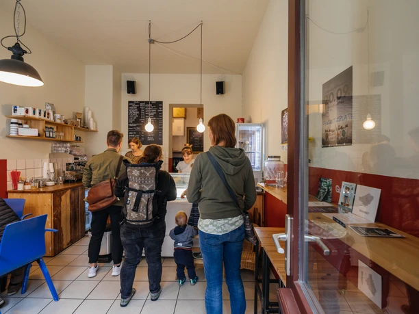 Gustav H. - Eisdielen & Eiscafés in Leipzig Fotografie des hellen Innenraums des Gustav H.; belebt und mit ein- und ausgehender Kundschaft, gastronomie, sommer, freisitz