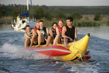 Bananaboat auf dem Hainer See Junge Menschen sitzen auf einem Bananaboat auf dem Hainer See im Leipziger Neuseenland.