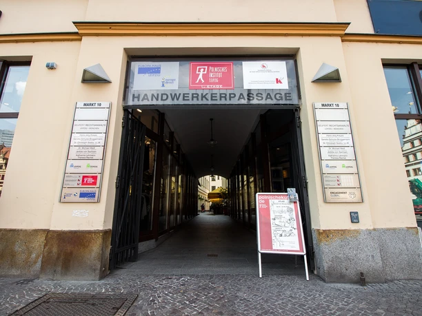 Eingang zur Handwerkerpassage - Architektur der Höfe und Passagen in Leipzig