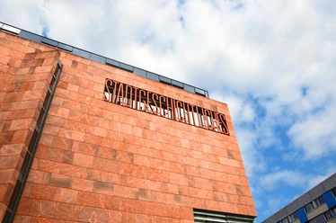 Stadtgeschichtliches Museum Leipzig - Museen in Leipzig Blick auf die rote Backsteinfassade vom Haus Böttchergässchen des Stadtgeschichtlichen Museums, Kultureinrichtungen in Leipzig, Ausstellung