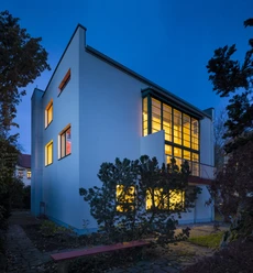 Haus Rabe bei Nacht - Leipzig und Region Das Haus Rabe in Leipzig im Bauhausstil ist im Inneren beleuchtet und erhellt somit den Nachthimmel