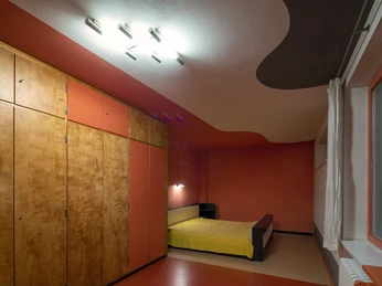Schlafzimmer Haus Rabe - Leipzig und Region Im schlicht gehaltenem Schlafzimmer des Haus Rabe Zwenkau befindet sich eine große Schrankwand und ein Bett