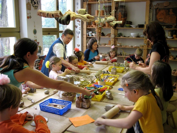 Haus Steinstraße - Kulturní instituce v Lipsku Kinder und Erwachsene beim Töpfern an großen Tischen im Haus Steinstraße in Leipzig