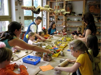 Haus Steinstra;e - Institutions culturelles à Leipzig Kinder und Erwachsene beim Töpfern an großen Tischen im Haus Steinstraße in Leipzig