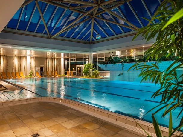 Blick auf das 25 Meter lange Schwimmbecken im Inneren des Heida Spa Bad Düben im Abendlicht, Freizeit, Ausflug, Wellness