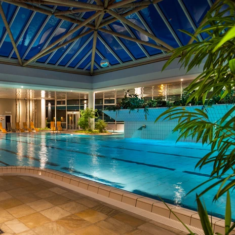 Vue sur la piscine de 25 mètres de long à l'intérieur du Heida Spa Bad Düben dans la lumière du soir, loisirs, excursion, bien-être