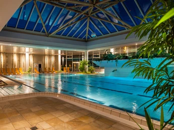 Innenbecken des Heide Spa Bad Düben - Wellness in Leipzig und Region Blick auf das 25 Meter lange Schwimmbecken im Inneren des Heida Spa Bad Düben im Abendlicht, Freizeit, Ausflug, Wellness