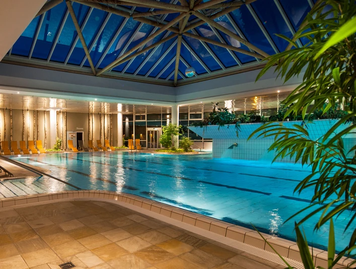 Innenbecken des Heide Spa Bad Düben - Wellness in Leipzig und Region Blick auf das 25 Meter lange Schwimmbecken im Inneren des Heida Spa Bad Düben im Abendlicht, Freizeit, Ausflug, Wellness