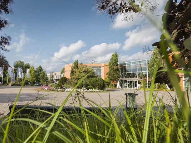 Widok na zielony teren ośrodka Heide Spa Bad Düben przy słonecznej pogodzie, wycieczka, wypoczynek, wellness