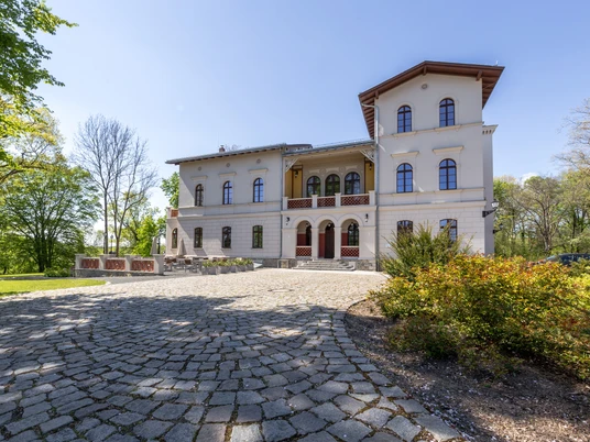 Herrenhaus Möckern - Gastronomie in Leipzig Blick auf das Herrenhaus Möckern, bei Sonnenschein mit Vorgarten und umgeben von Grün, Veranstaltung, restaurant, gastronomie