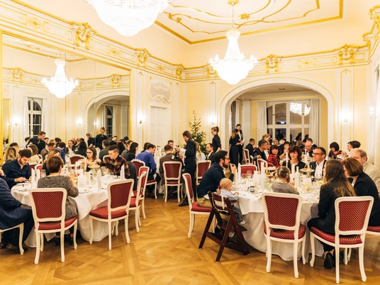 Herrenhaus Möckern Innenansicht - Gastronomie in Leipzig Blick in den Speisesaal des Herrenhaus Möckerns und seine prunkvolle Einrichtung, veranstaltungen, gastronomie, restaurant
