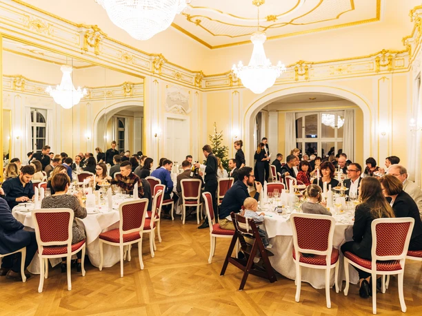 Pohled do interiéru zámku Möckern - Gastronomie v Lipsku Pohled na jídelnu zámku Möckern a její nádherné vybavení, akce, gastronomie, restaurace