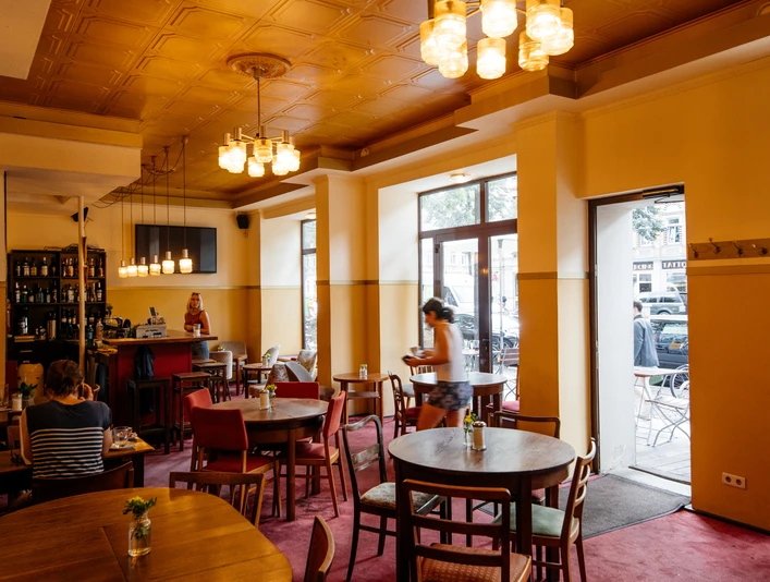 Hotel Seeblick Innenraum - Gastronomie in Leipzig Blick in den Innenraum des Hotel Seeblick mit Gästen, Kulinarik, Restaurant, Freizeit