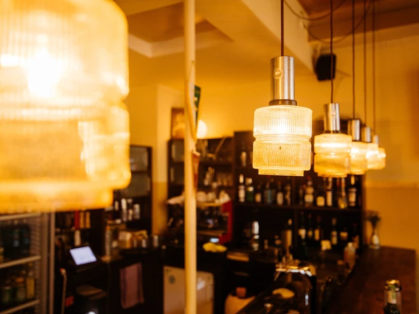Hotel Seeblick - Gastronomien in Leipzig Stilvolle Detailaufnahme von ausgewählten Lampen im Hotel Seeblick; gemütliches Licht, dunkles Holz