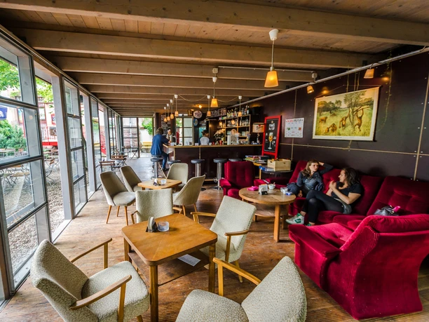 Biergarten Ilses Erika - Freisitze in Leipzig Innenraum von Ilses Erika mit Blick auf den Biergarten, veranstaltungen, biergarten, kulinarik, gastronomie