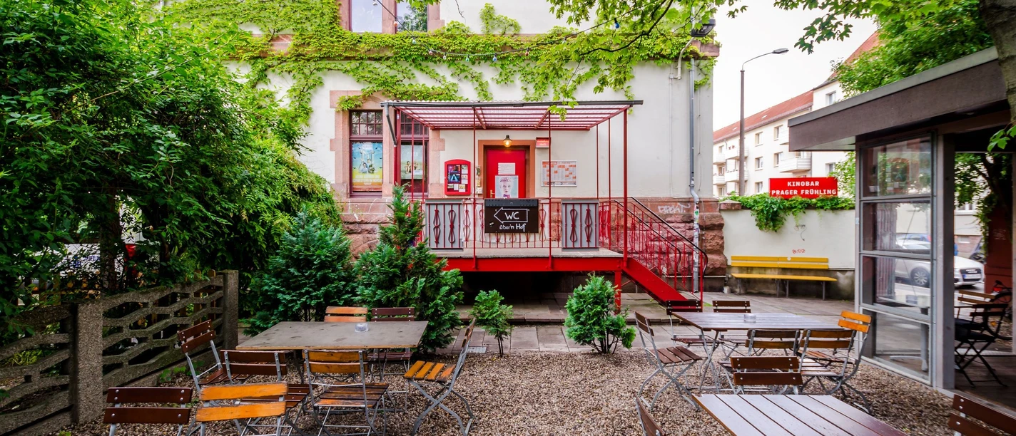 Biergarten Ilses Erika mit Gartenmöbeln und schattenspendenden Bäumen, freisitz, kneipe, biergarten, veranstaltung, konzerte