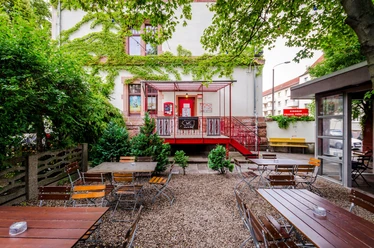 Biergarten Ilses Erika - Freisitze in Leipzig Biergarten Ilses Erika mit Gartenmöbeln und schattenspendenden Bäumen, freisitz, kneipe, biergarten, veranstaltung, konzerte