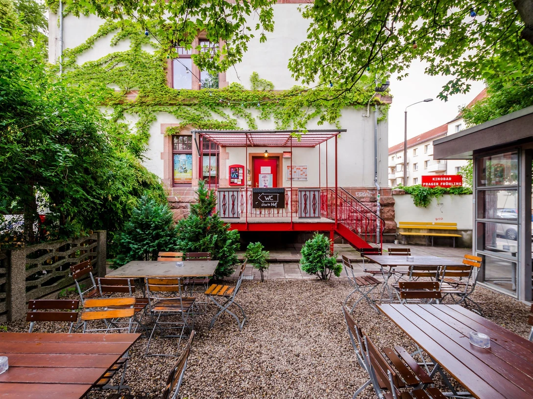Biergarten Ilses Erika - Freisitze in Leipzig Biergarten Ilses Erika mit Gartenmöbeln und schattenspendenden Bäumen, freisitz, kneipe, biergarten, veranstaltung, konzerte