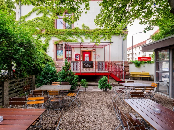 Biergarten Ilses Erika - Freisitze in Leipzig Biergarten Ilses Erika mit Gartenmöbeln und schattenspendenden Bäumen, freisitz, kneipe, biergarten, veranstaltung, konzerte