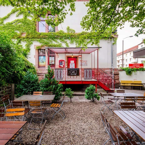 Ilses Erika beer garden with garden furniture and shady trees, outdoor seating, pub, beer garden, event, concerts