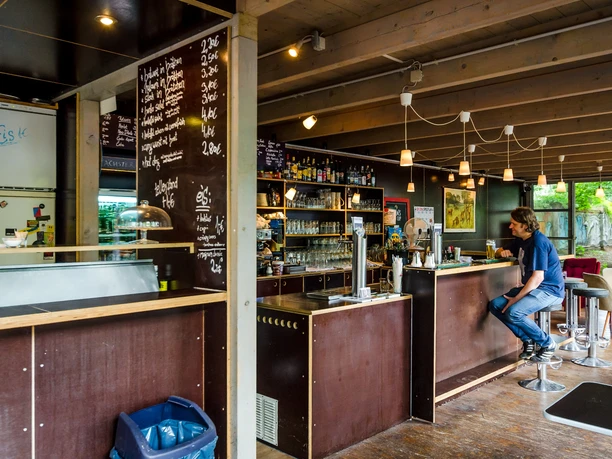 Biergarten Ilses Erika - Freisitze in Leipzig Blick auf die Bar des Ilses Erika im Innenraum der Kneipe, freisitz, veranstaltungen, bar, konzert