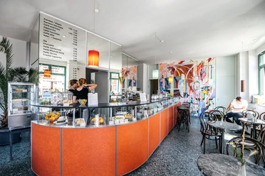 INO Café - kawiarnie w Lipsku Widok na bar INO Café z ladą, miejscem do siedzenia i przyborami za barem, kawiarnia, kawiarnia, przyjemność, gastronomia
