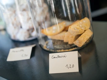 INO Café - Cafés in Leipzig Fotografie der Süßwaren im INO Café, auf der Theke drapiert und mit Schriftschildchen versehen