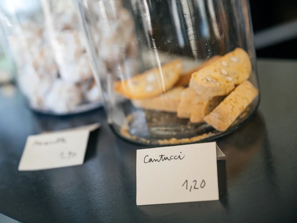 INO Café - kawiarnie w Lipsku Zdjęcie słodyczy w INO Café, ułożonych na ladzie i oznaczonych małymi tabliczkami