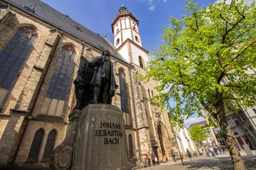 Bach-Denkmal vor der Thomaskirche Leipzig - Musikstadt Leipzig Blick auf die Bach-Statue vor dem Seiteneingang der Thomaskirche in der der Komponist Leiter des Thomanerchors war, Kultureinrichtung, Musikstadt Leipzig, Denkmal, Sehenswürdigkeiten