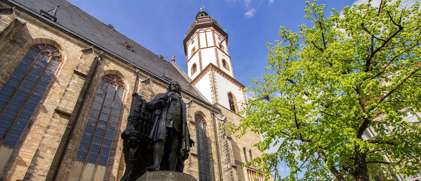Bach-Denkmal vor der Thomaskirche Leipzig - Musikstadt Leipzig Blick auf die Bach-Statue vor dem Seiteneingang der Thomaskirche in der der Komponist Leiter des Thomanerchors war, Kultureinrichtung, Musikstadt Leipzig, Denkmal, Sehenswürdigkeiten