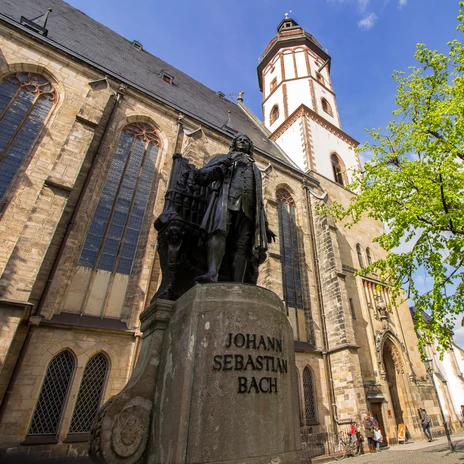 Bach-Denkmal vor der Thomaskirche Leipzig - Musikstadt Leipzig Blick auf die Bach-Statue vor dem Seiteneingang der Thomaskirche in der der Komponist Leiter des Thomanerchors war, Kultureinrichtung, Musikstadt Leipzig, Denkmal, Sehenswürdigkeiten