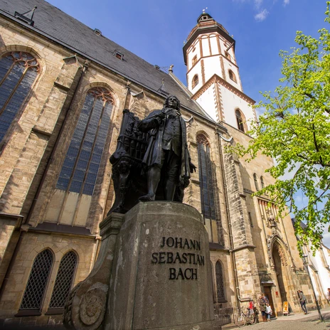 Widok pomnika Bacha przed bocznym wejściem do kościoła św. Tomasza, gdzie kompozytor był dyrektorem chóru św. Tomasza, instytucja kultury, miasto muzyki Lipsk, pomnik, zabytki