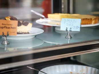 Jimmy Orpheus - Cafés in Leipzig Aufnahme der köstlichen Kuchen, die sich mitsamt Beschilderung in der Glas-Vitrine des Jimmy Orpheus-Café befinden, restaurant, cafe, kulinarik, genuss, freizeit
