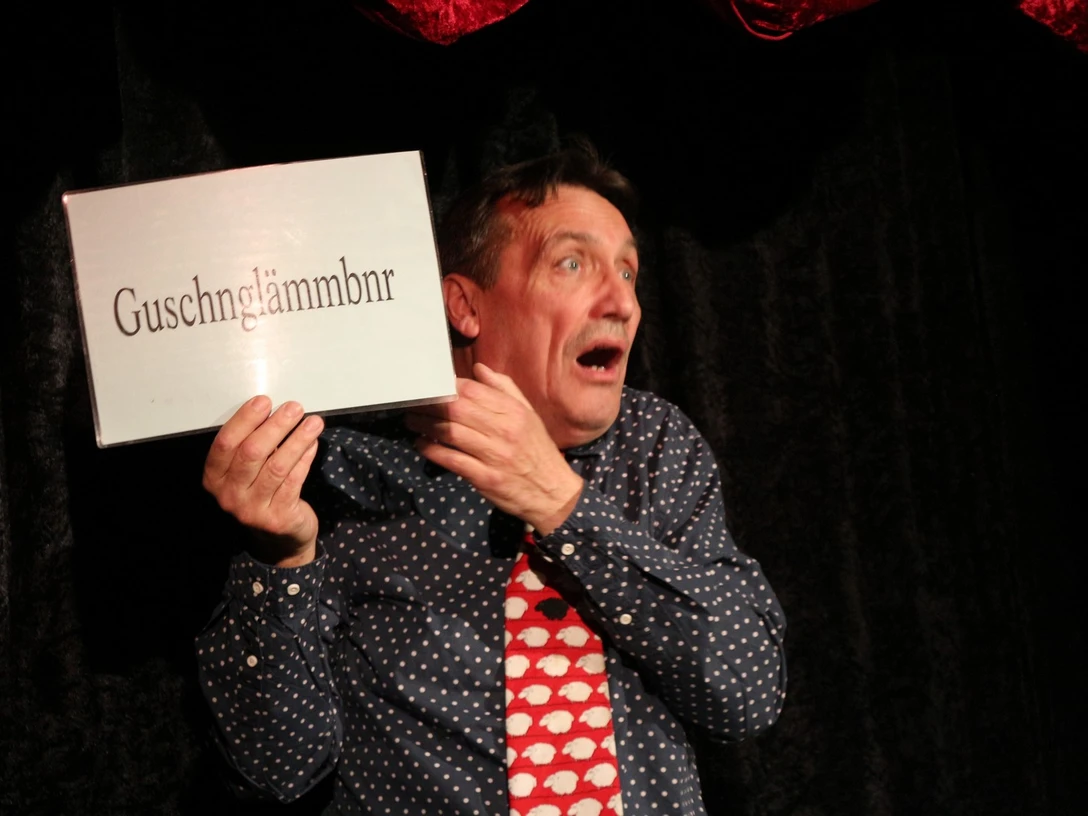 Kabarett Leipziger Brettl - Bühnen in Leipzig Ein Schauspieler auf der Bühne im Kabarett Leipziger Brettl in dem viele Veranstaltungen und Theaterstücke stattfinden