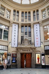 Pohled na vchod do kabaretního divadla Sanftwut ve slavné pasáži Mädlerpassage, která je reprezentativní pro zvláštní architekturu centra Lipska a kde se nachází také kulturní instituce Auerbachs Keller, divadlo.
