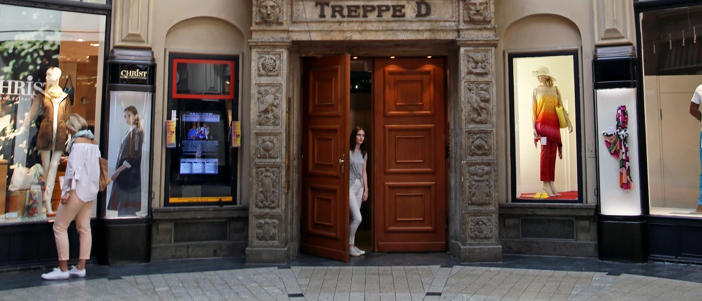 Pohled na vchod do kabaretního divadla Sanftwut ve slavné pasáži Mädlerpassage, která je reprezentativní pro zvláštní architekturu centra Lipska a kde se nachází také kulturní instituce Auerbachs Keller, divadlo.
