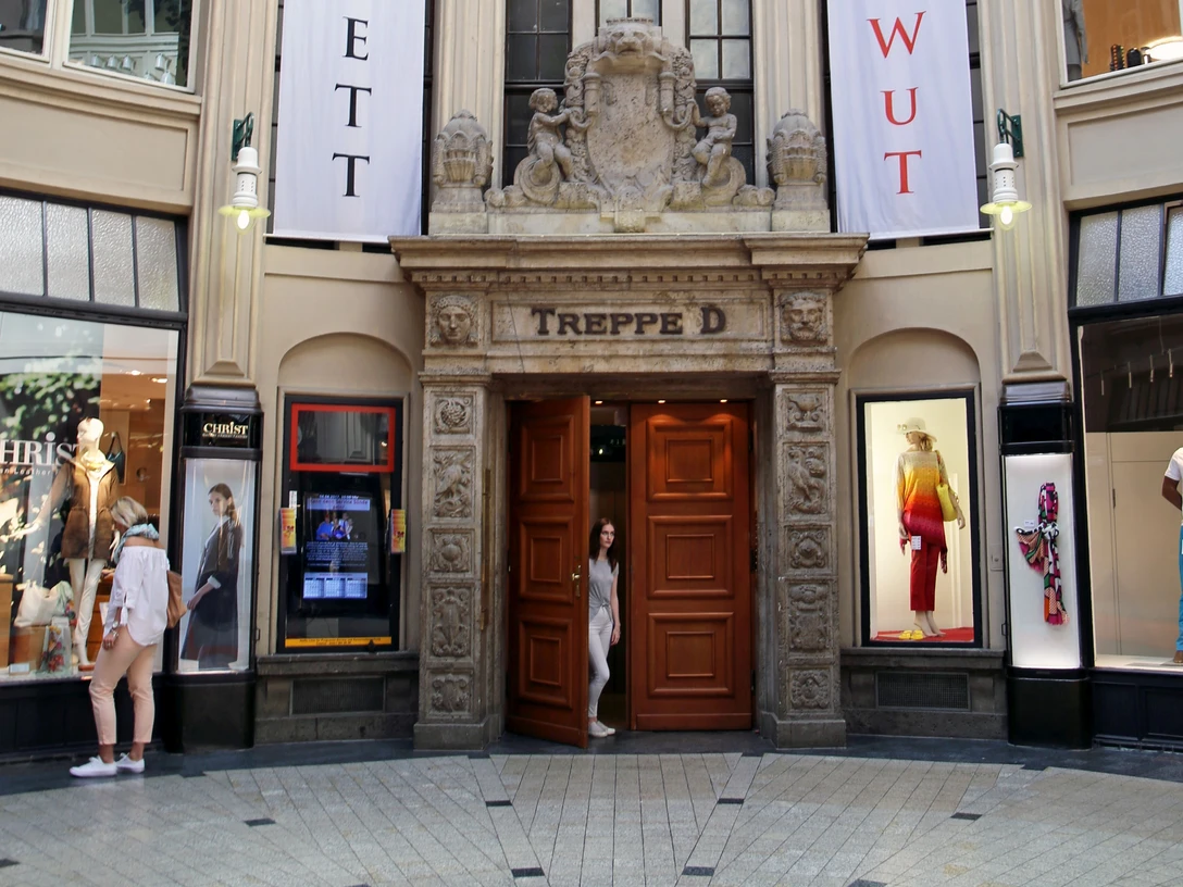 Kabarett-Theater SanftWut - Bühnen in Leipzig Blick auf den Eingang zum Kabarett Theater Sanftwut in der berühmten Mädlerpassage die repräsentativ für die besondere Architektur der Leipziger Innenstadt ist und in der sich auch Auerbachs Keller befindet, Kultureinrichtung, Schauspiel