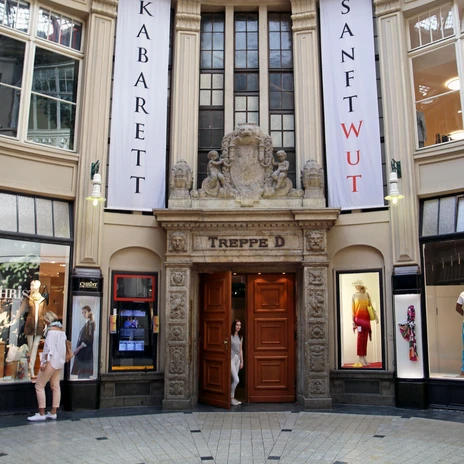 Vue de l'entrée du cabaret Theater Sanftwut dans le célèbre Mädlerpassage, représentatif de l'architecture particulière du centre-ville de Leipzig, où se trouve également la cave d'Auerbach, institution culturelle, spectacle.