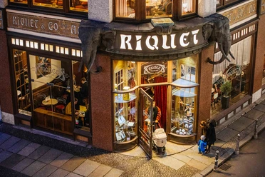 Blick von oben auf den Eingang des Kaffeehauses Riquet mit aufwändiger Architektur, Kaffeehaus, Café, Gastronomie