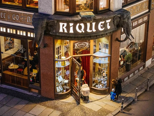 Café Riquet - Cafés in Leipzig Blick von oben auf den Eingang des Kaffeehauses Riquet mit aufwändiger Architektur, Kaffeehaus, Café, Gastronomie